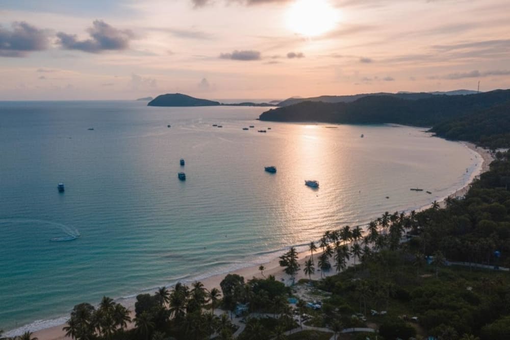 Bài Dài được bao quanh bởi rặng dừa xanh mát